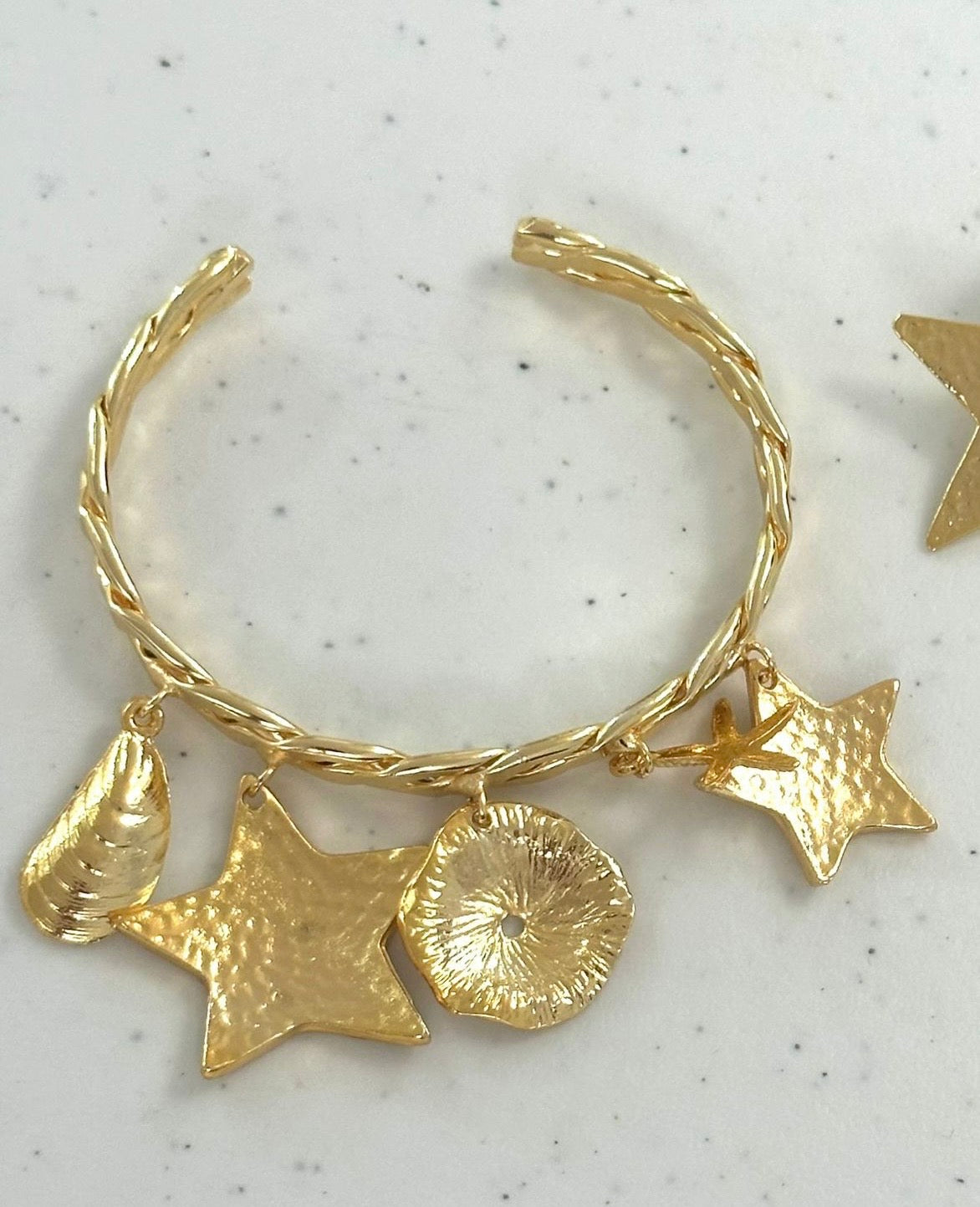 CUFF DORADO CON CHARMS