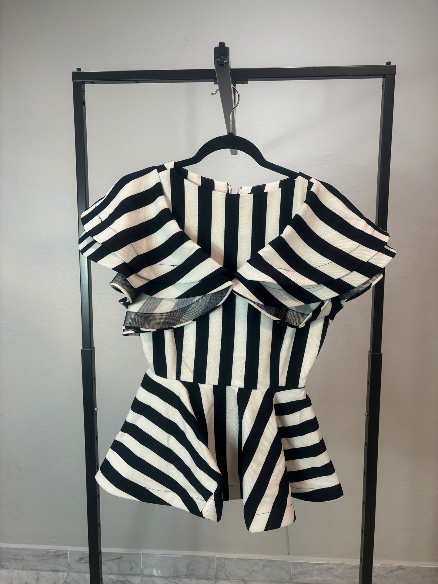 BLACK AND WHITE STRIPES TOP