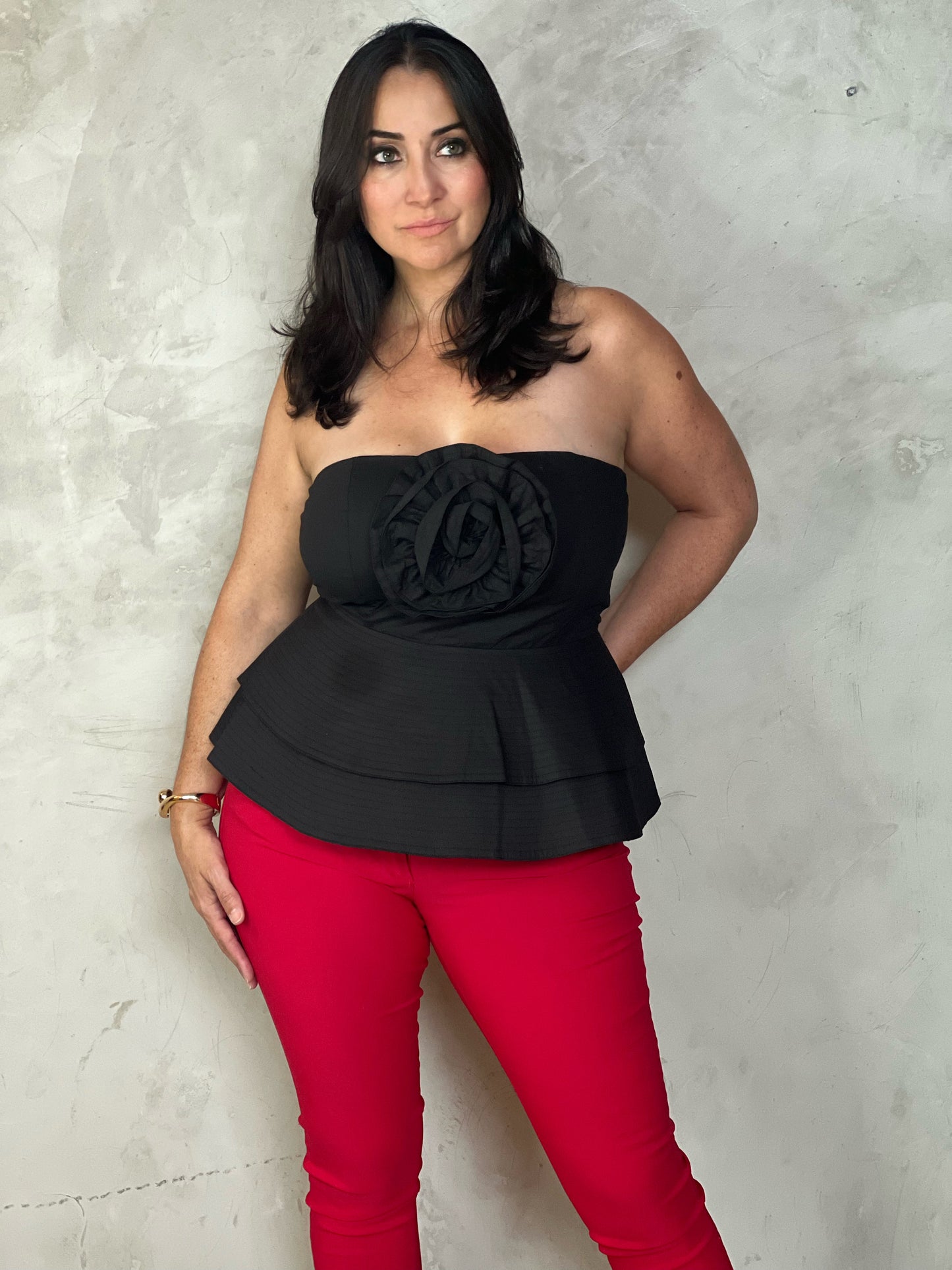 TOP NEGRA SIN TIRANTES CON APLICACIÓN DE FLOR
