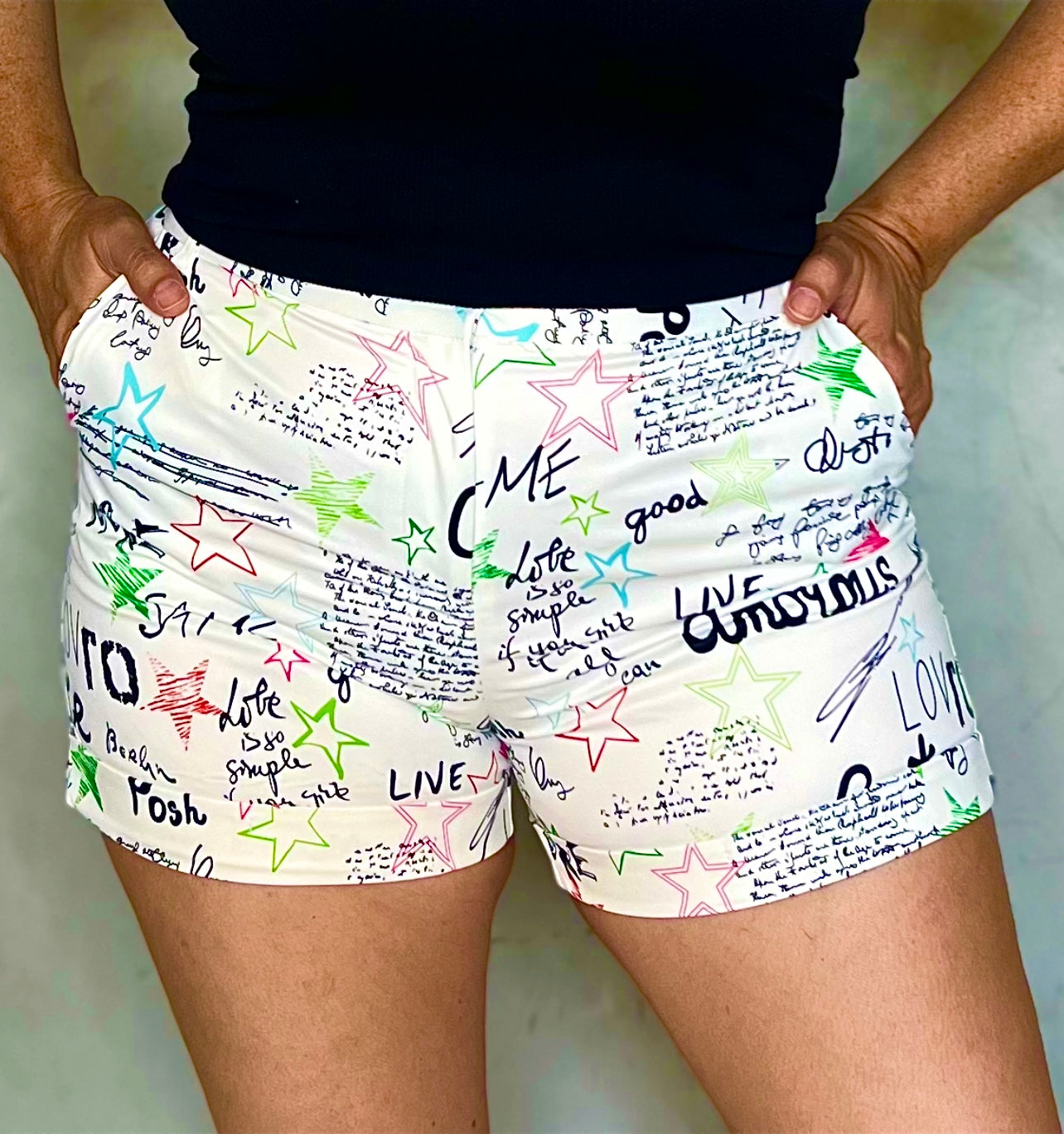 CORTOS CON ESTAMPADO EN GRAFFITI Y ESTRELLAS