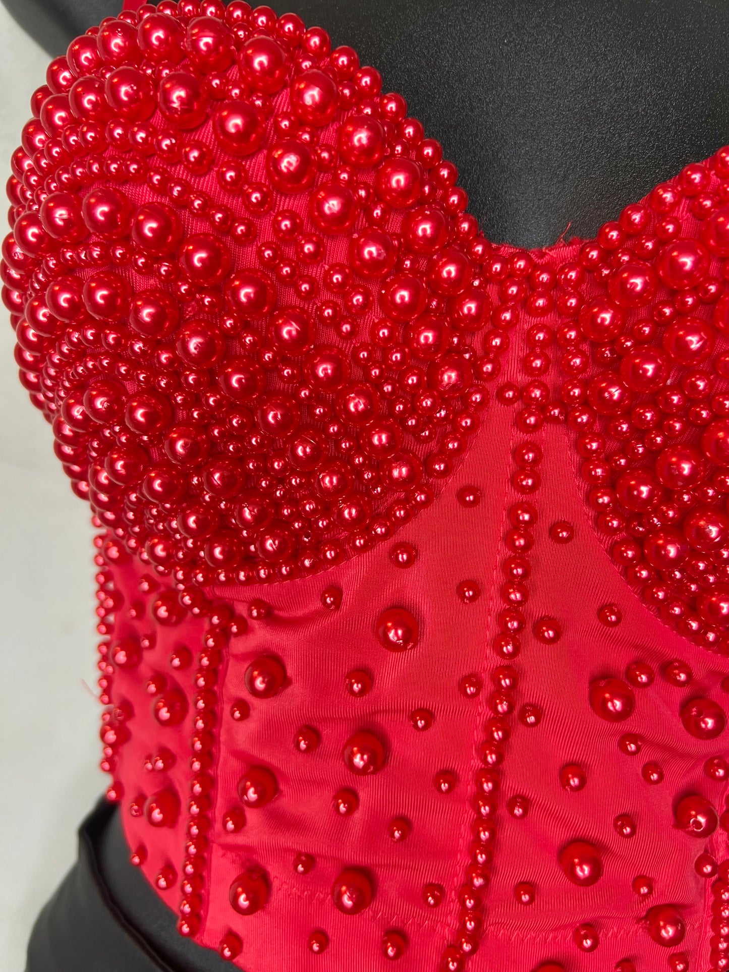 BUSTIER ROJO CON PERLAS ROJAS