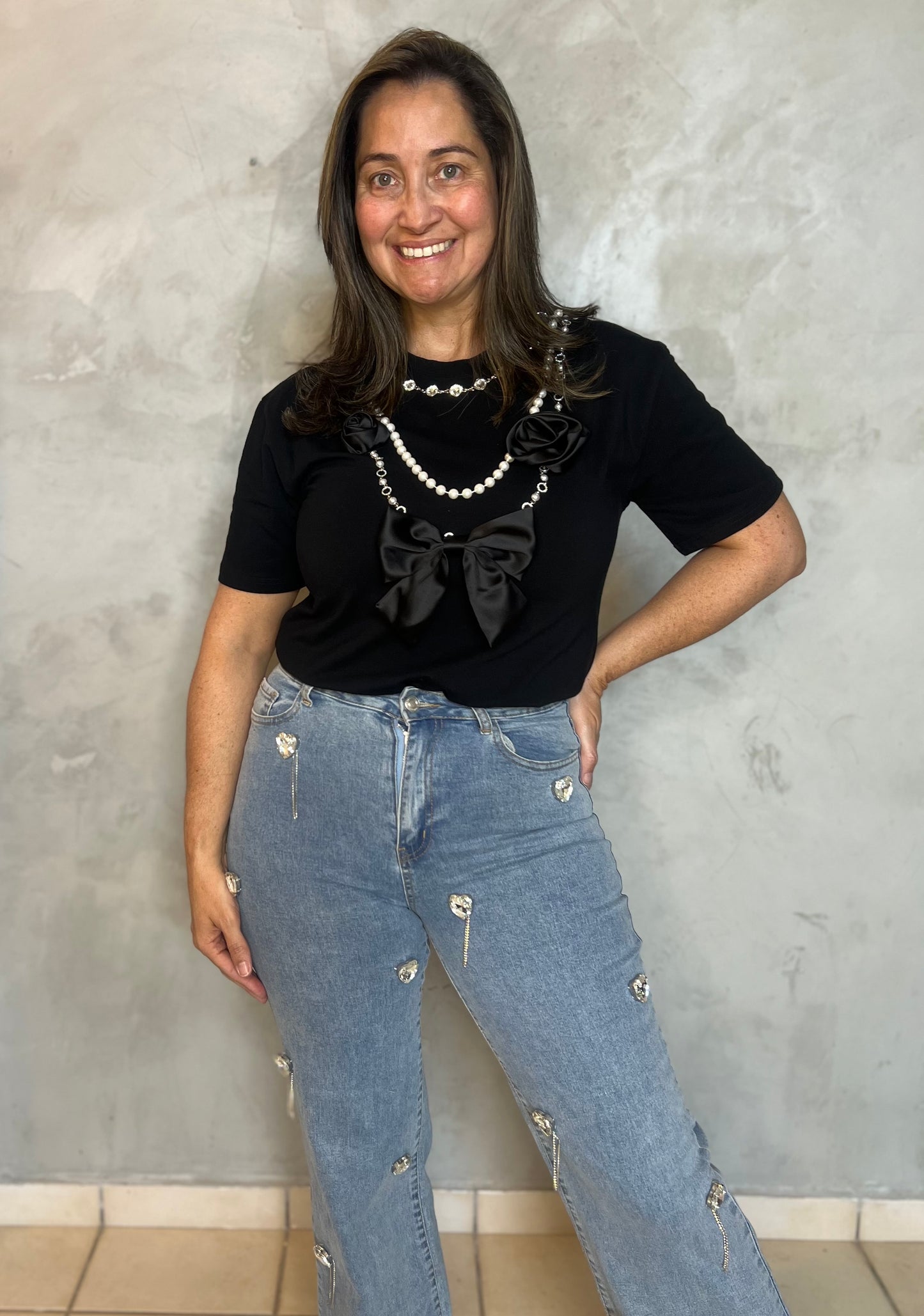 TOP NEGRA CON DETALLES DE LAZO , FLORES Y PERLAS