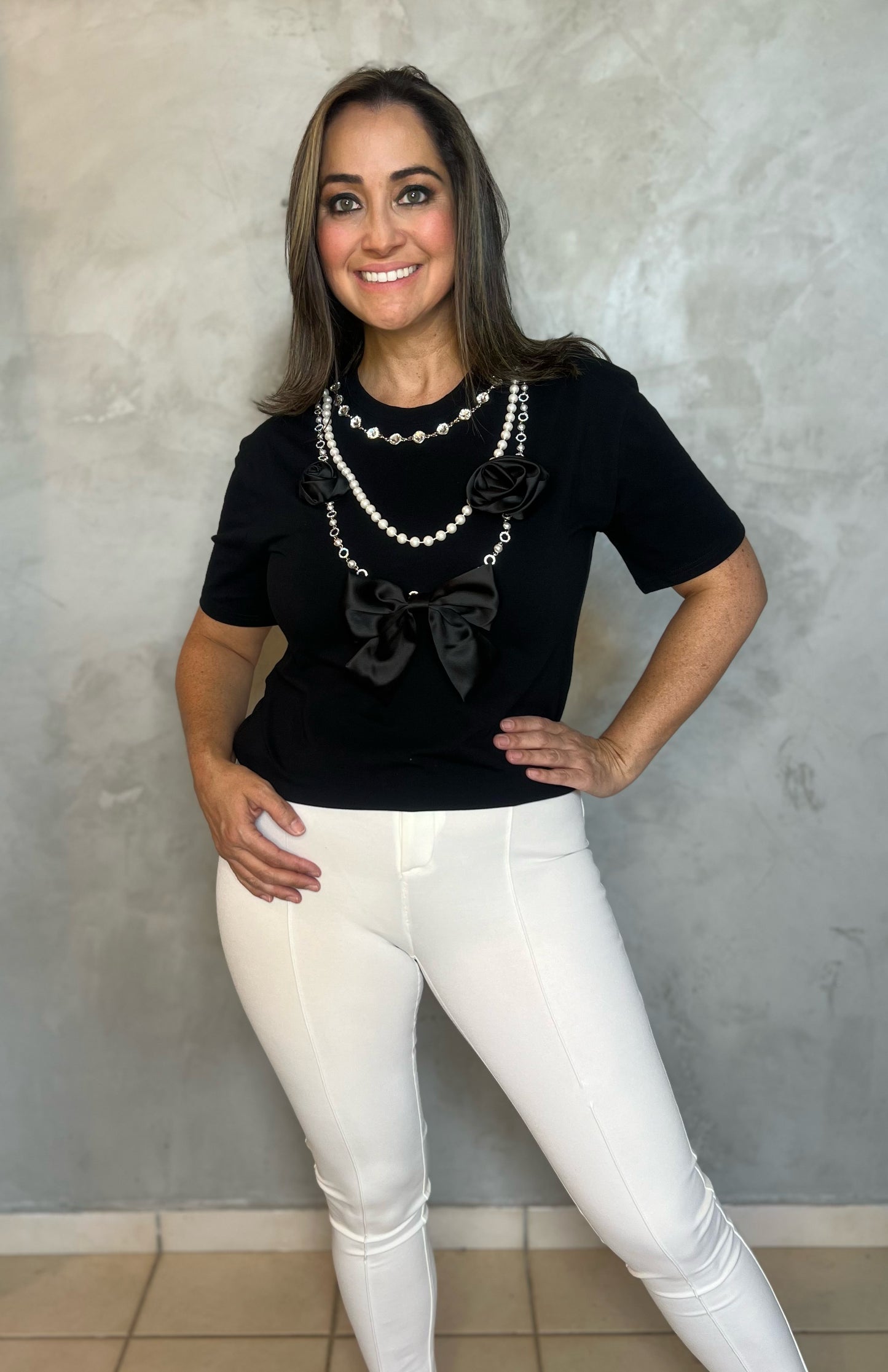 TOP NEGRA CON DETALLES DE LAZO , FLORES Y PERLAS