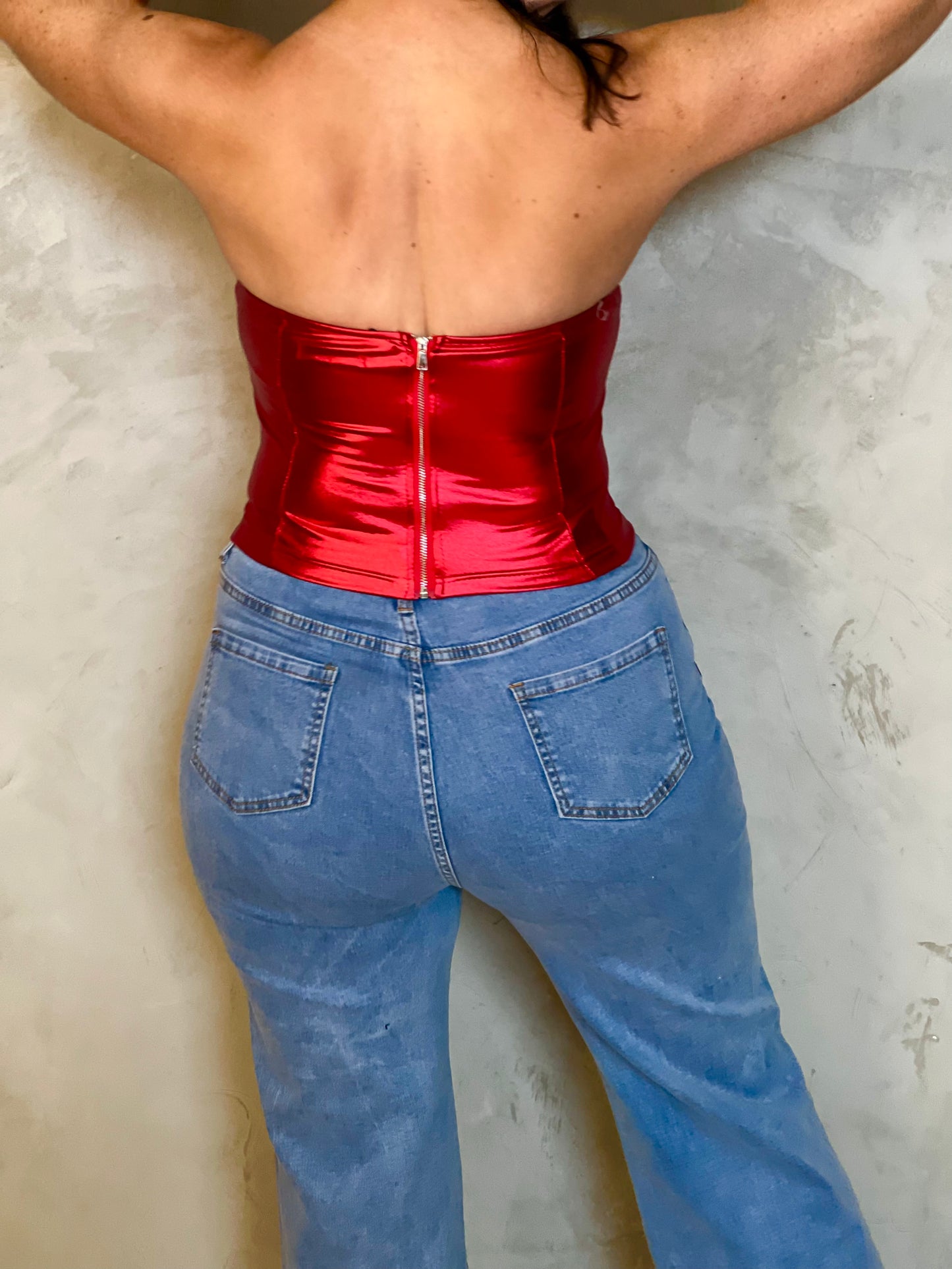 CAMISA ROJA METÁLICA CON FLOR