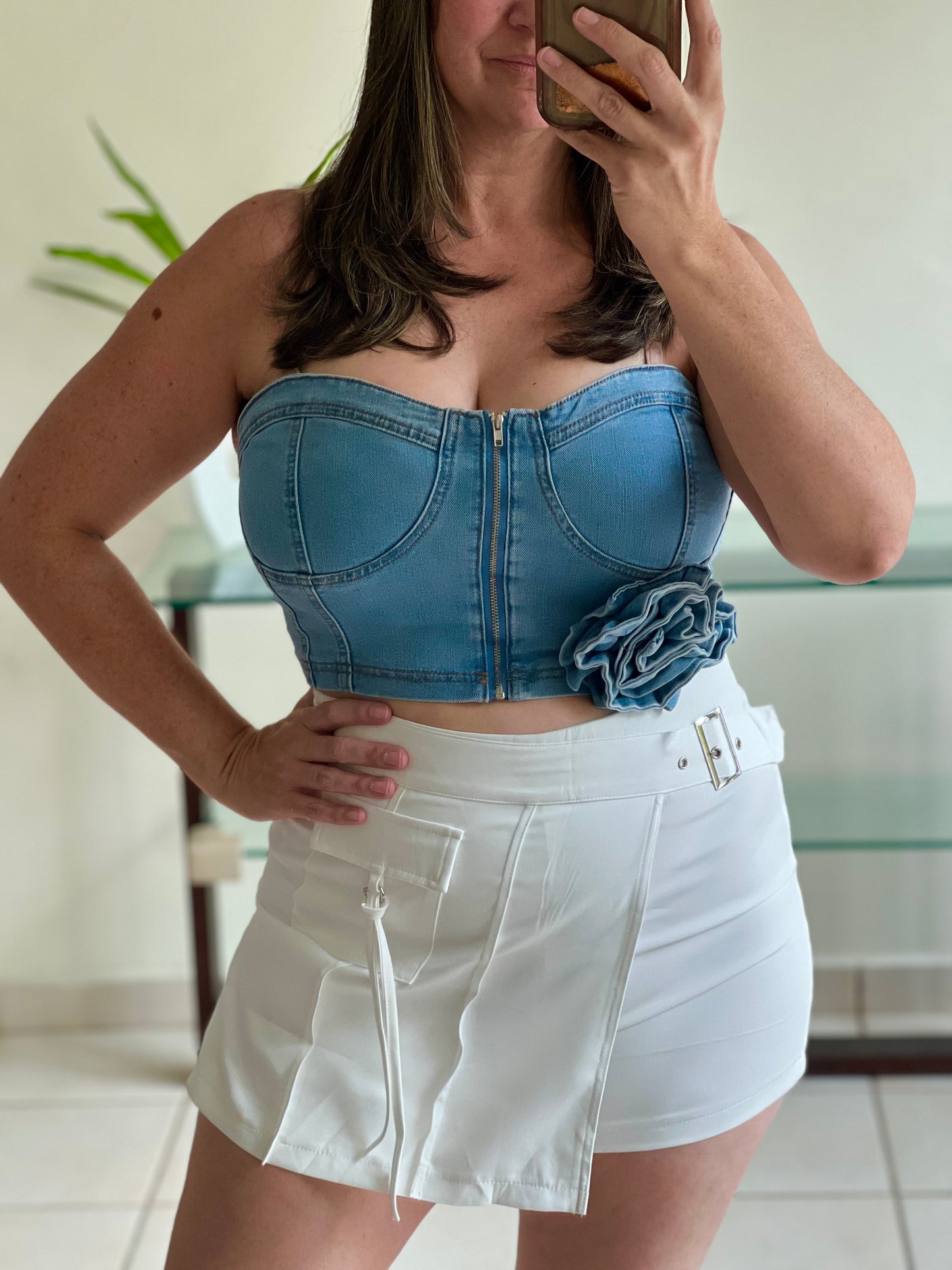 BUSTIER EN MAHÓN CON APLICACIÓN DE FLOR