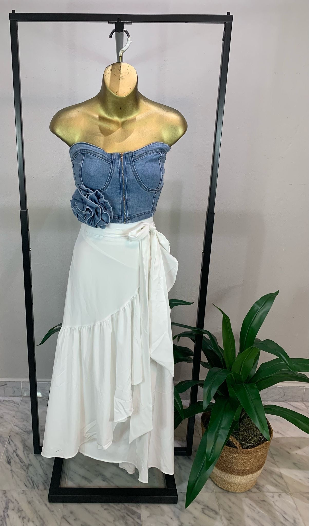 BUSTIER EN MAHÓN CON APLICACIÓN DE FLOR