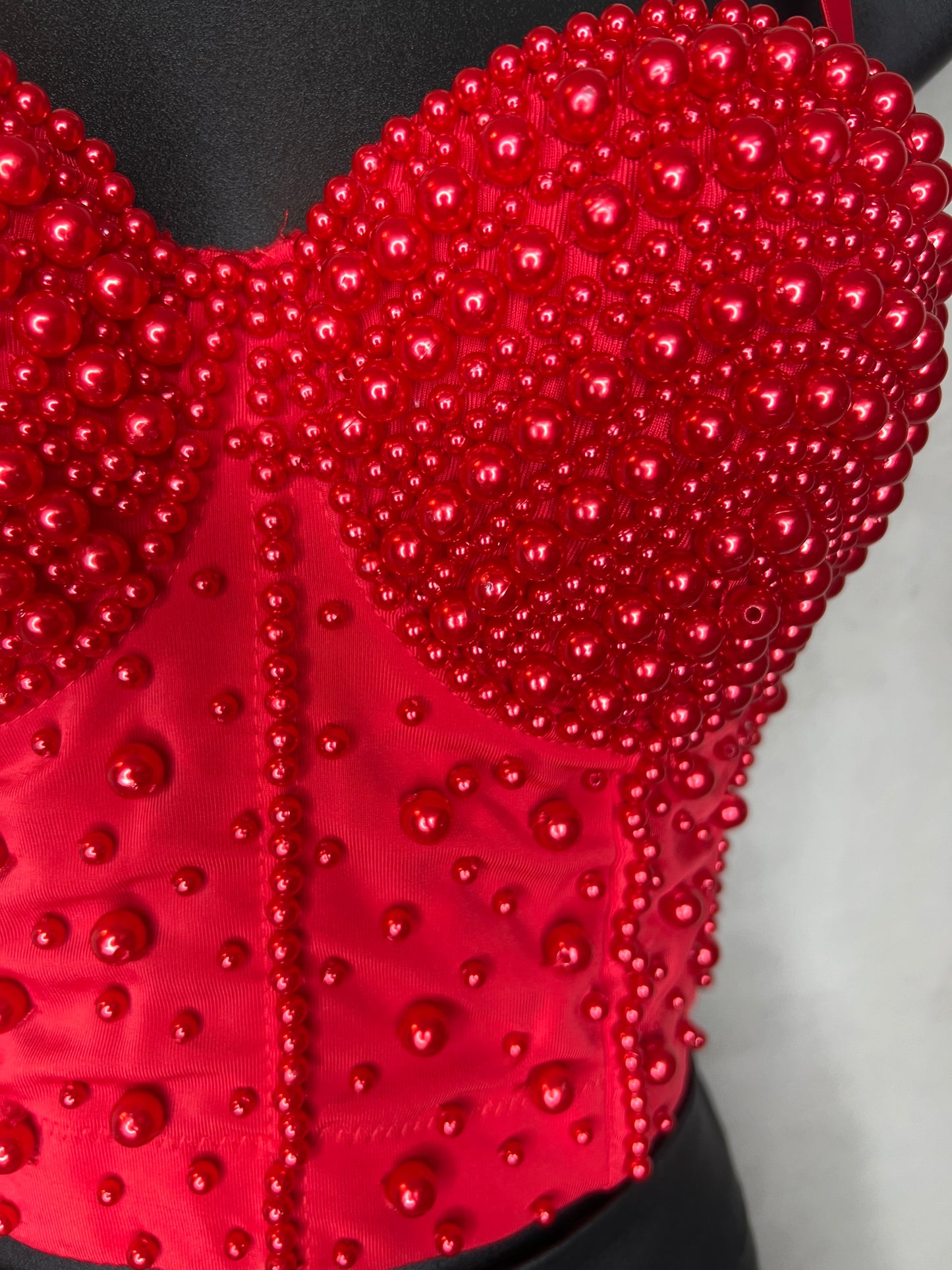 BUSTIER ROJO CON PERLAS ROJAS