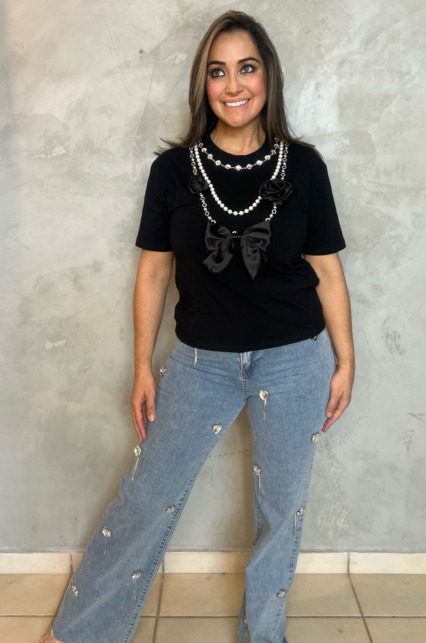 TOP NEGRA CON DETALLES DE LAZO , FLORES Y PERLAS