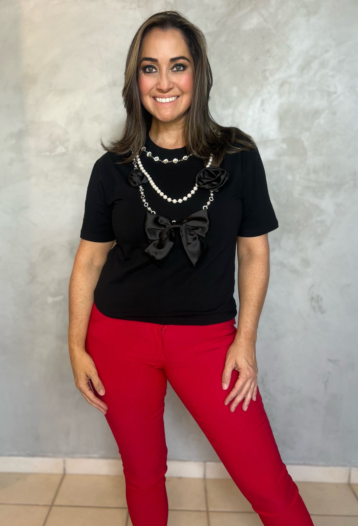TOP NEGRA CON DETALLES DE LAZO , FLORES Y PERLAS