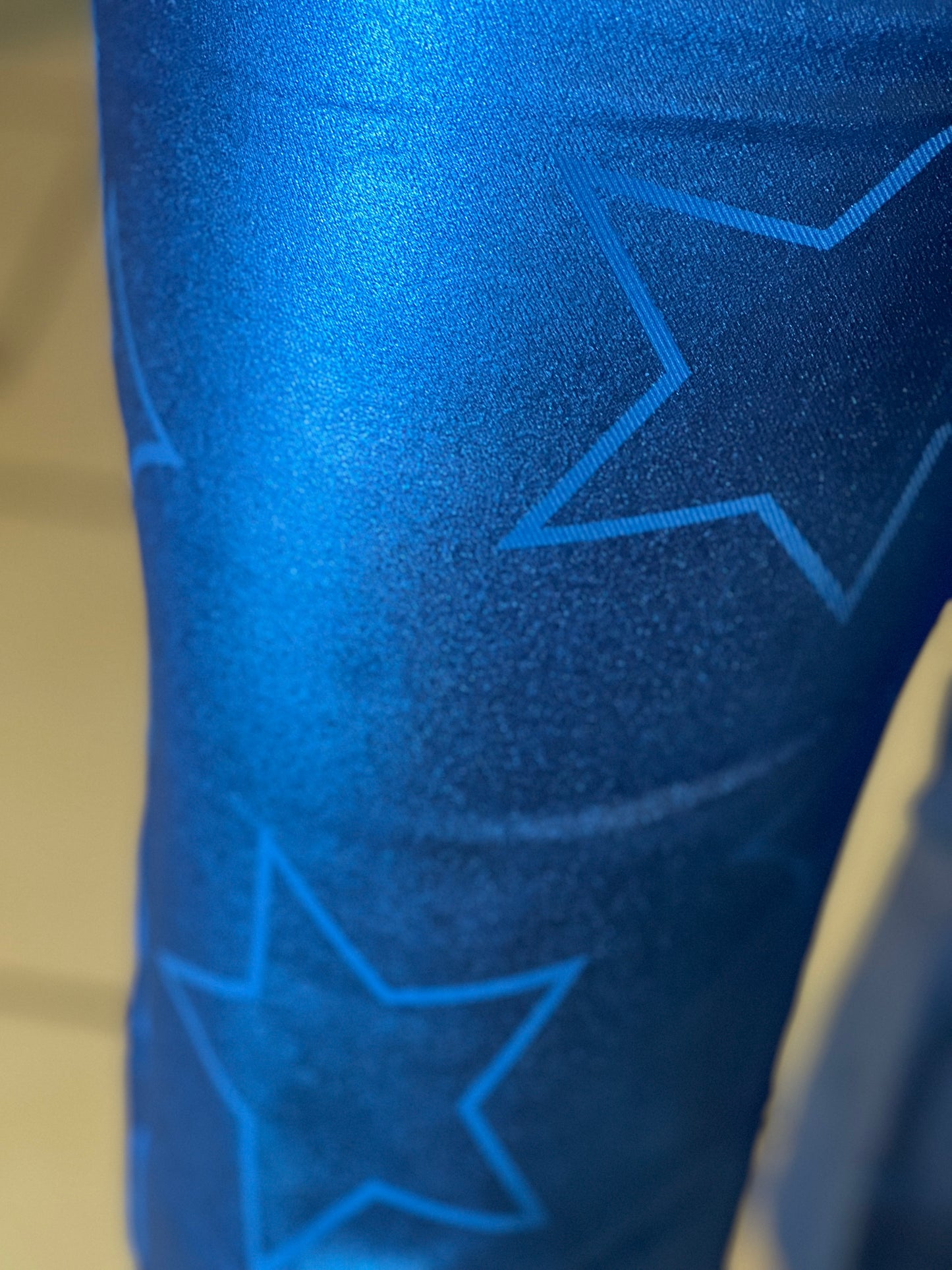 PANTALÓN AZUL METÁLICO ESTAMPADO DE ESTRELLAS