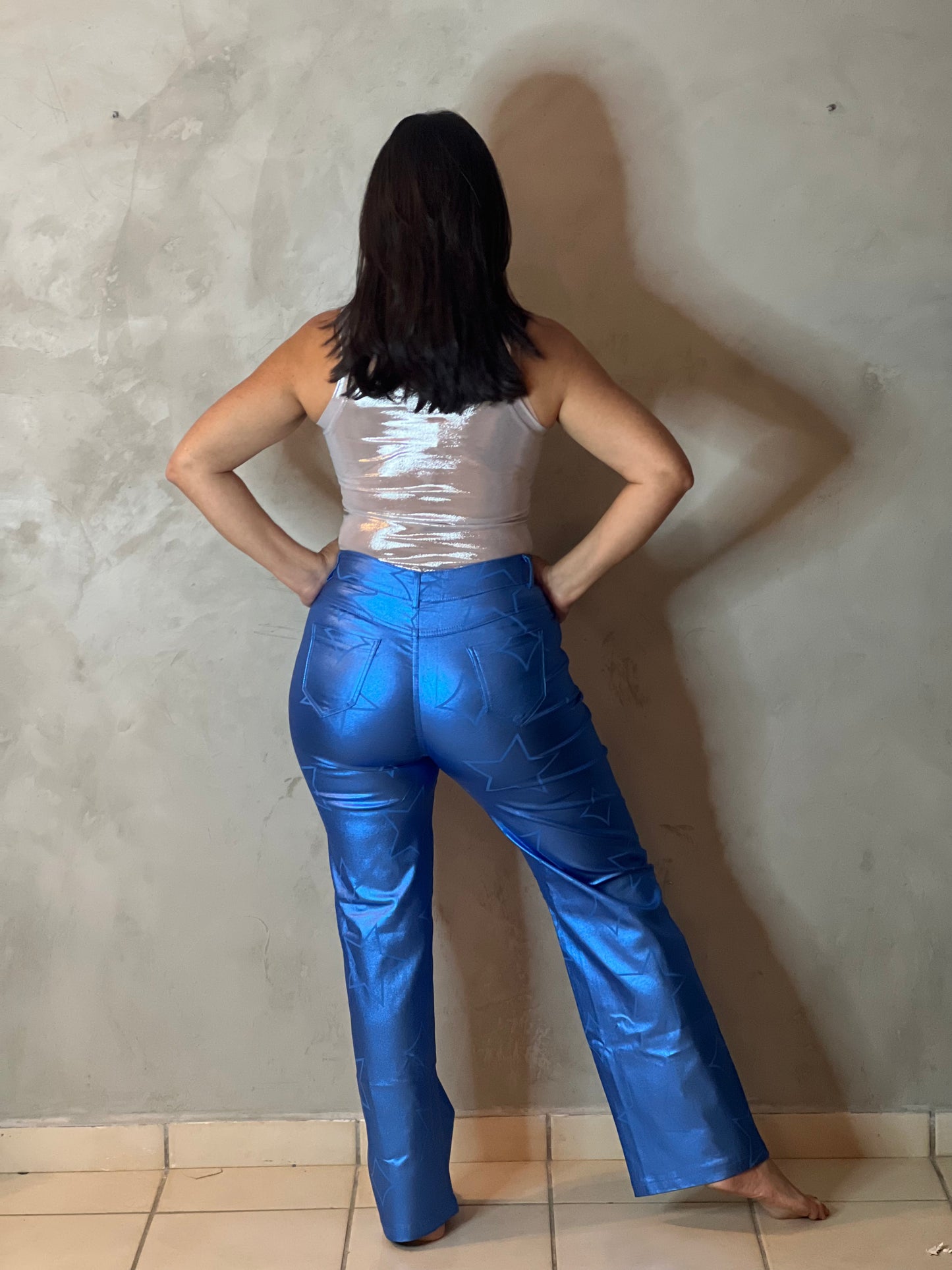 PANTALÓN AZUL METÁLICO ESTAMPADO DE ESTRELLAS