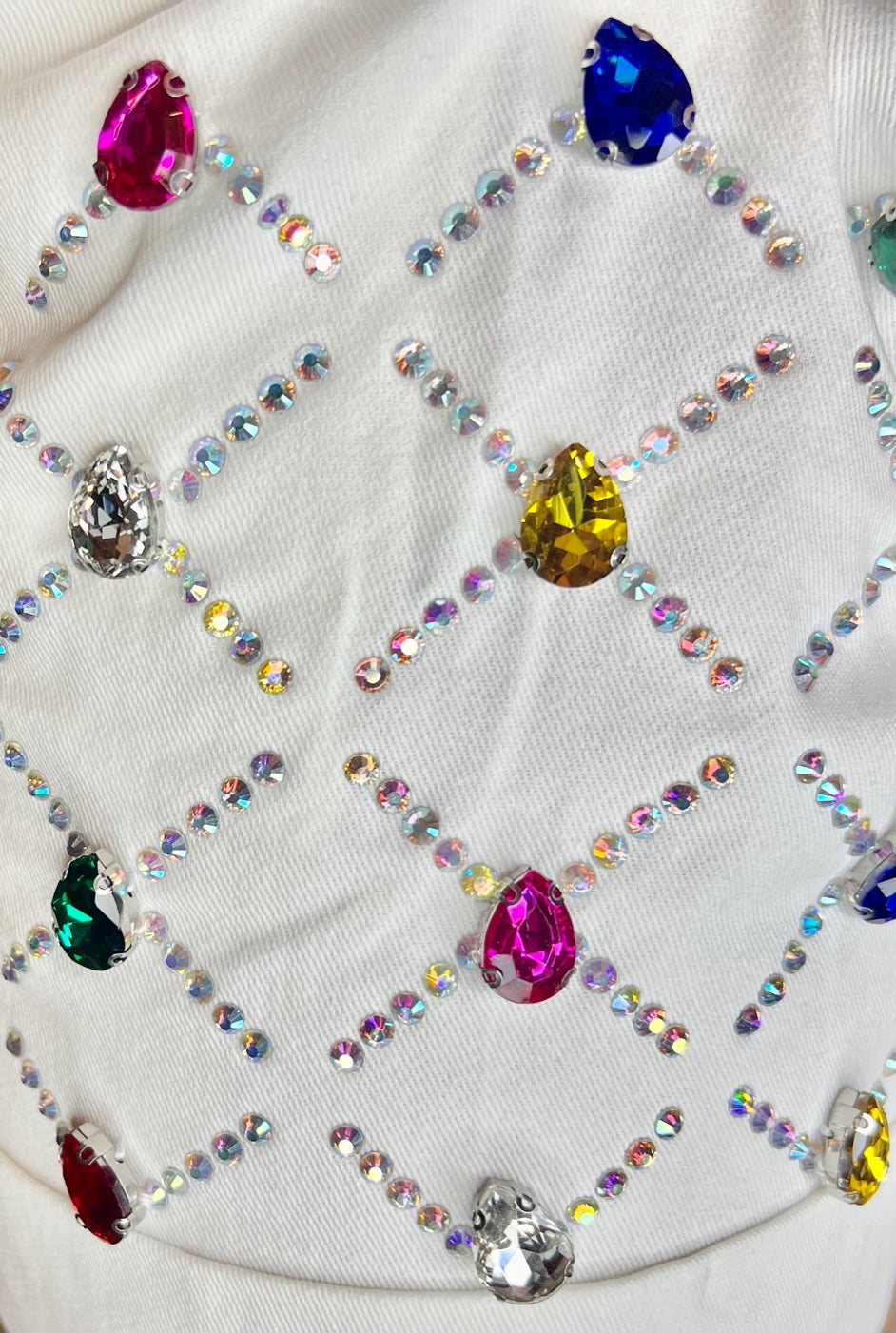 SHORTS BLANCOS CON GEMAS DE COLORES