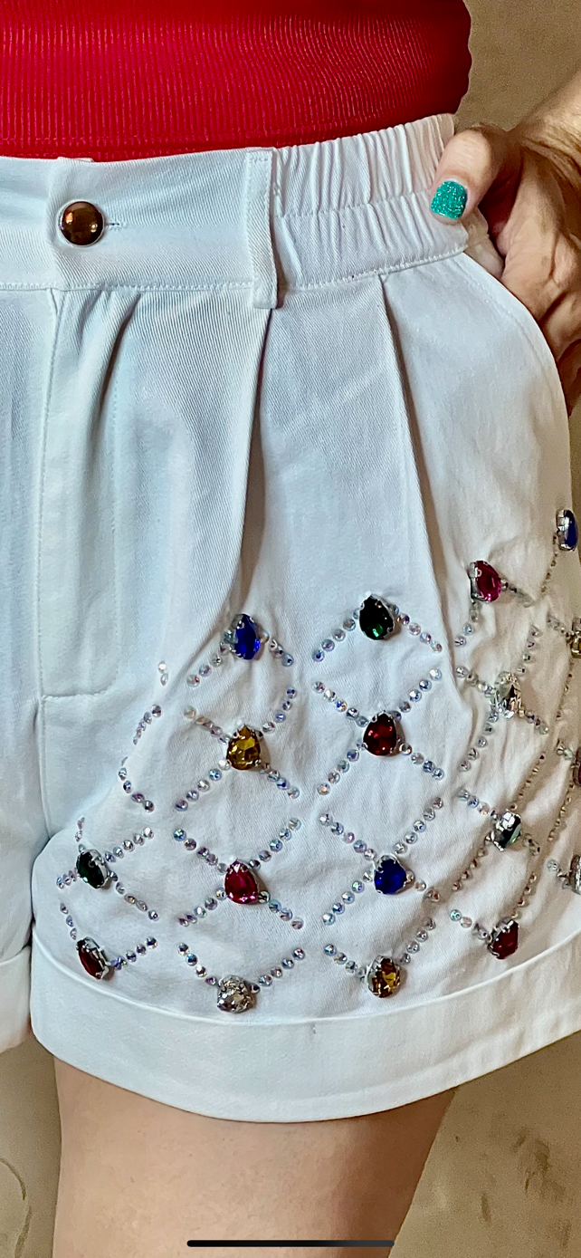 SHORTS BLANCOS CON GEMAS DE COLORES