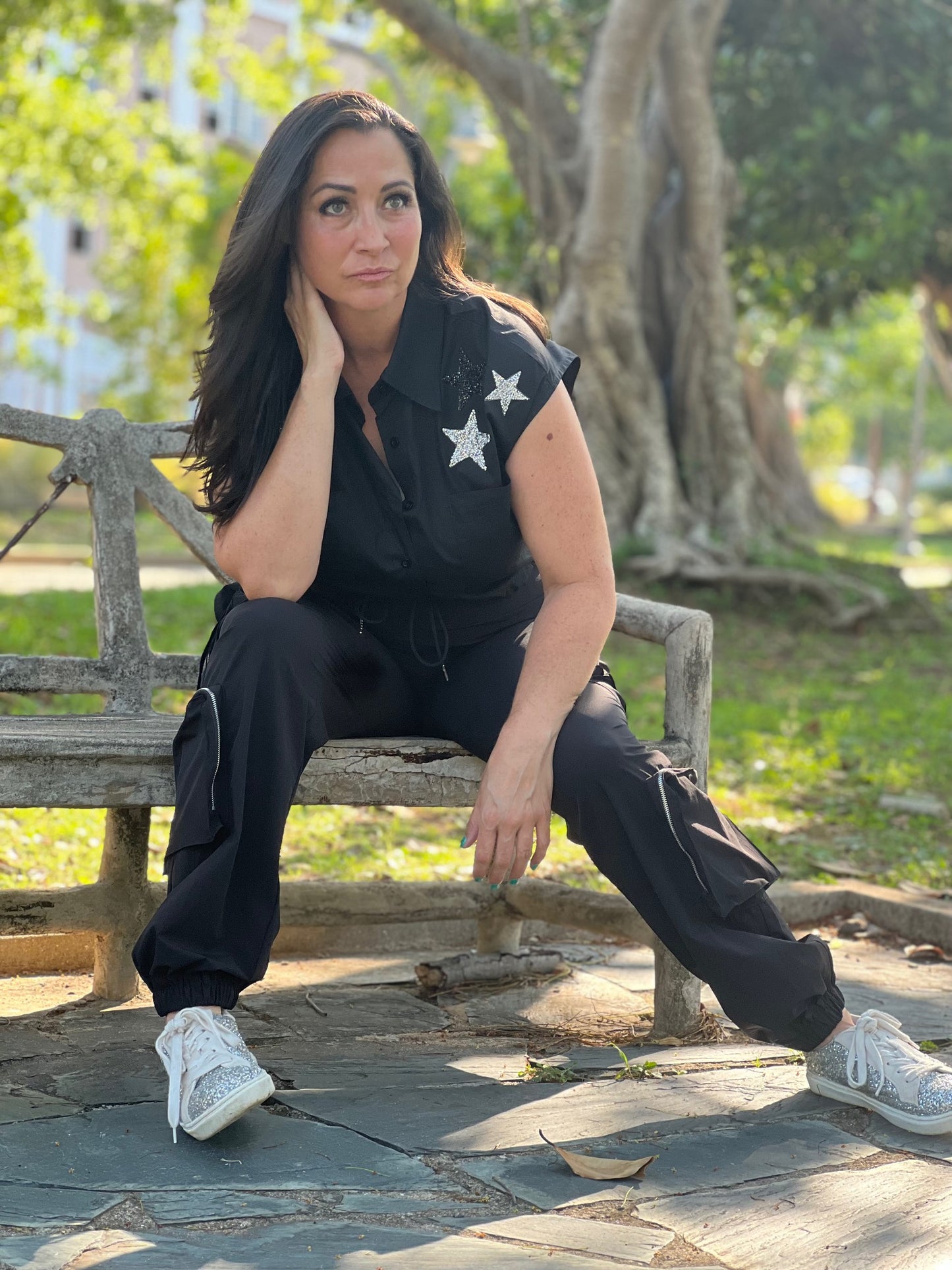 CAMISA NEGRA CON APLICACIONES EN ESTRELLAS