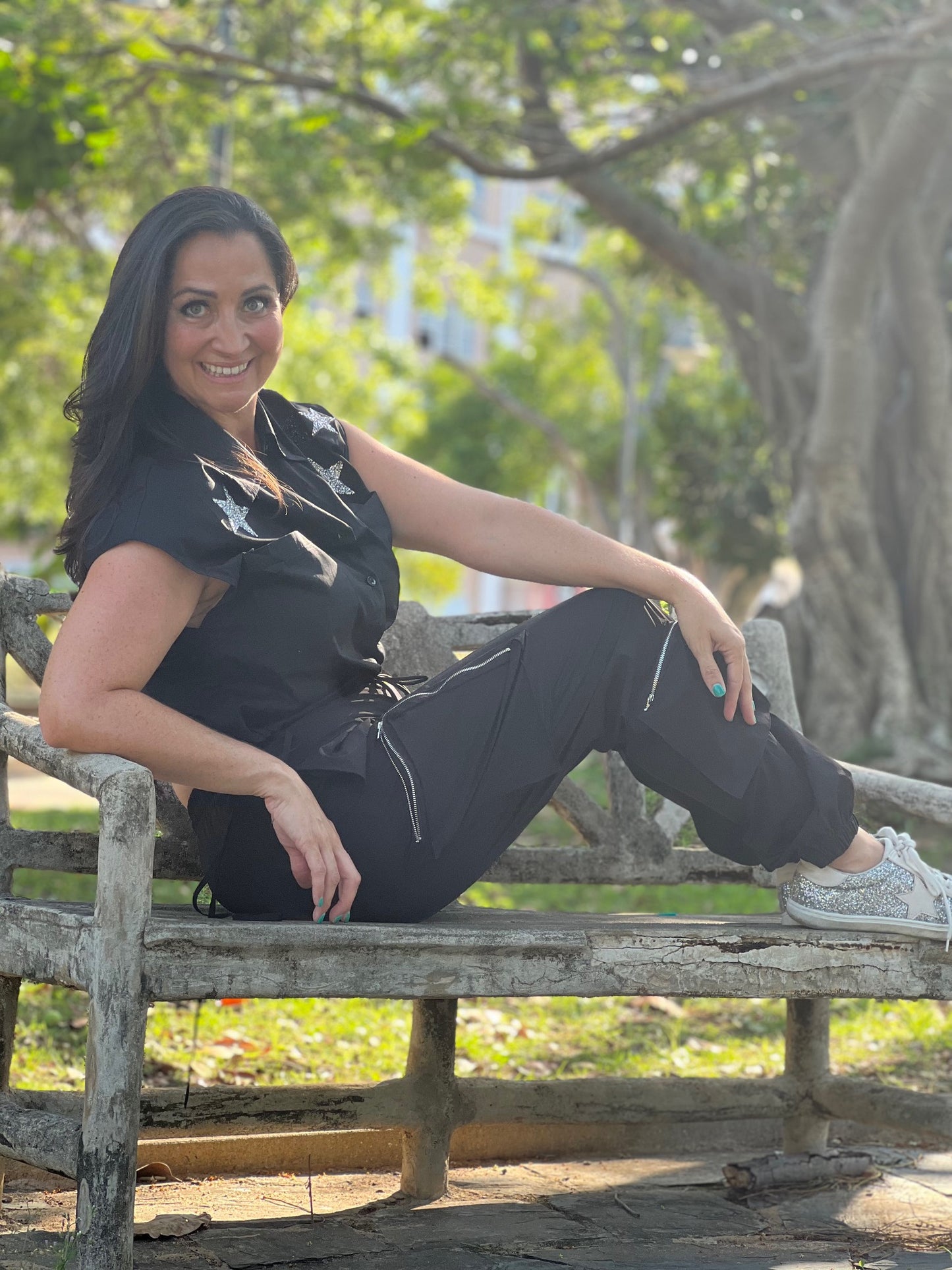CAMISA NEGRA CON APLICACIONES EN ESTRELLAS