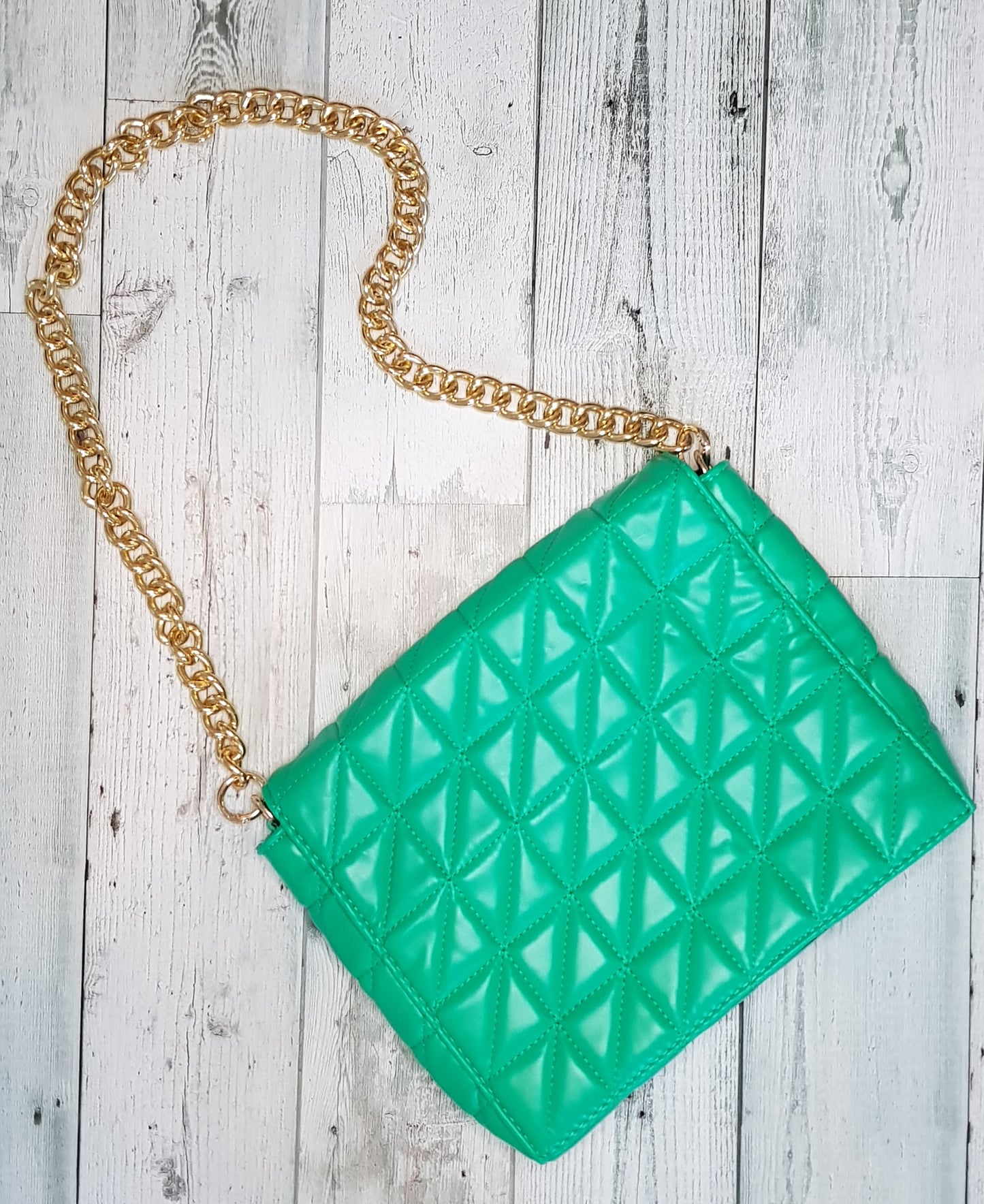 CARTERA VERDE BRILLANTE CON CORREA DE CADENA EN DORADO