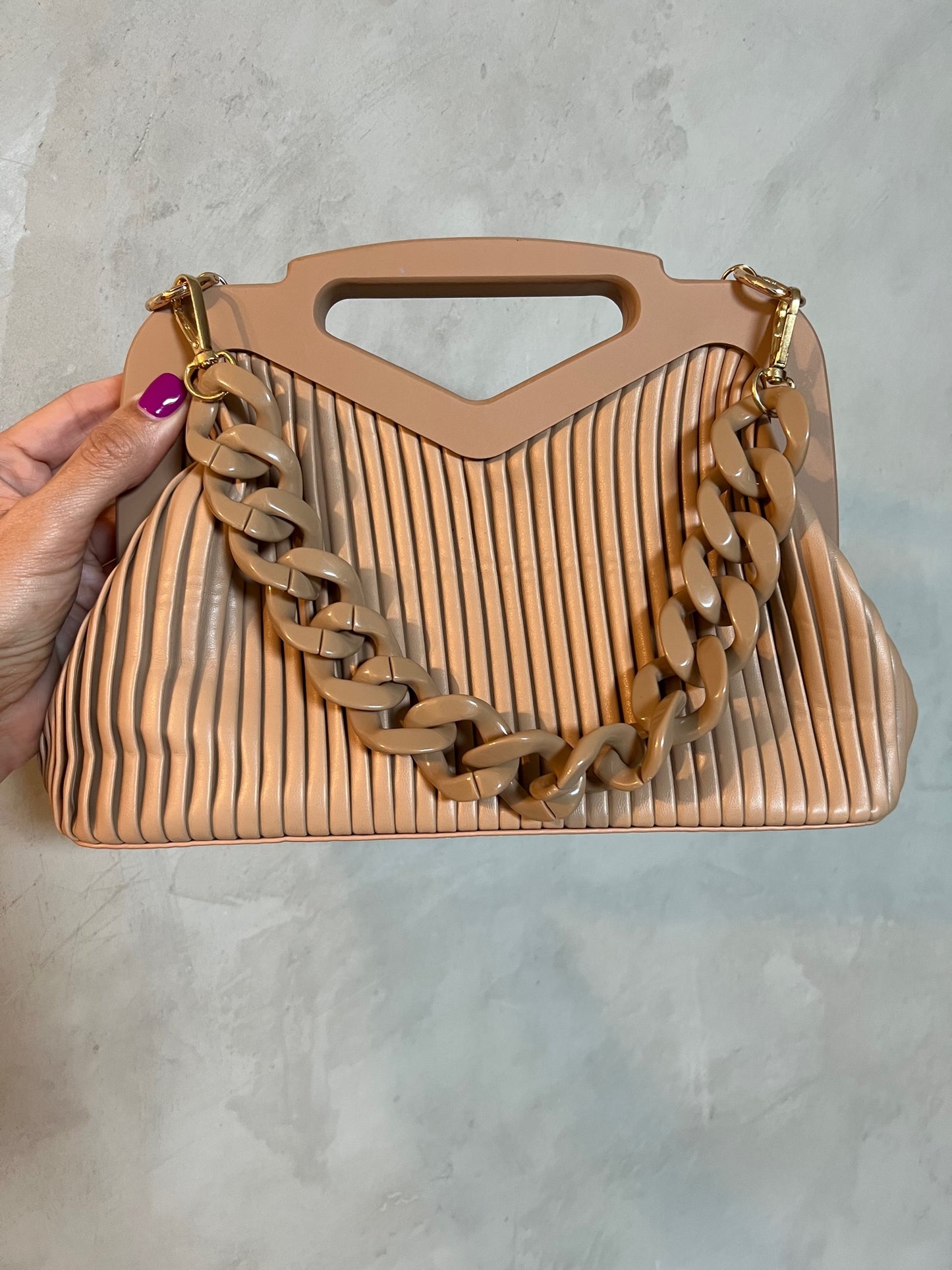 CARTERA PEQUEÑA CREMA ABERTURA MAGNETICA