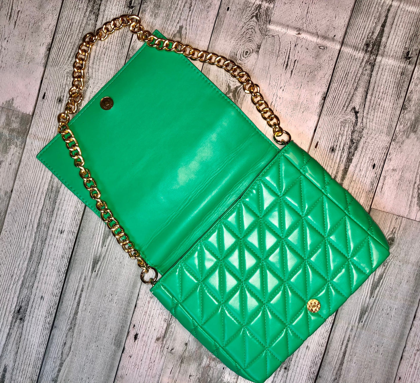 CARTERA VERDE BRILLANTE CON CORREA DE CADENA EN DORADO